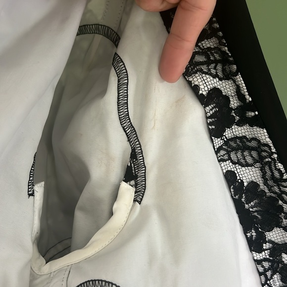 ⭐️CHANEL Runway Cruise 2014 Black & White Lace Blazer Size 38 MSRP $6200⭐️ - Picture 9 of 15
